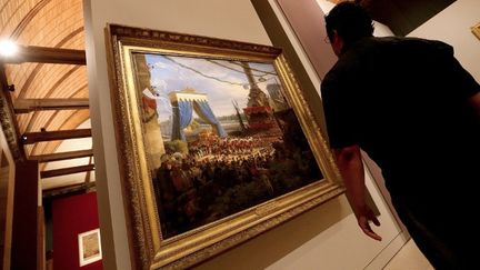 Dans l'exposition "Sacres royaux" au palais du Tau
 (FRANCOIS NASCIMBENI / AFP)