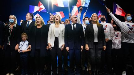 Valérie Pécresse entourée de ses soutiens, vendredi 18 février 2022 au Cannet (Alpes-Maritimes). (CLEMENT MAHOUDEAU / AFP)