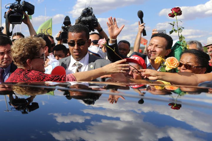 L'ancienne chef de l'Etat, Dilma Rousseff, à la sortie de la résidence présidentielle, le palais Alvorada, après le vote du Sénat qui l'a exclue du pouvoir. (REUTERS / Adriano Machado)