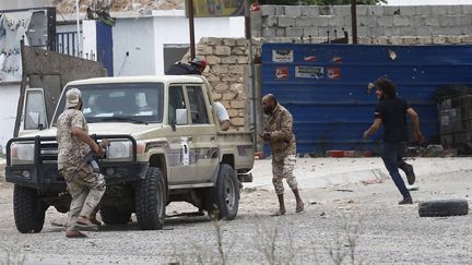 Des combattants des forces loyalistes du GNA se déployent dans un quartier de Tripoli le 21 mai 2019. (MAHMUD TURKIA / AFP)