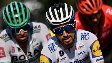 Julian Alaphilippe (Deceuninck) à l'avant de la course (MARCO BERTORELLO / AFP)