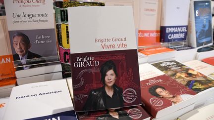 Des exemplaires de "Vivre vite", de Brigitte Giraud, prix Goncourt 2022, dans une librairie de Montpellier (Hérault), le 3 novembre 2022. (JEAN MICHEL MART / MAXPPP)