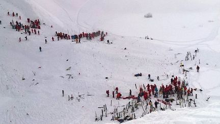 Les équipes de secours quelques minutes après l'avalanche aux Deux Alpes (Isère), mercredi 13 janvier.&nbsp; (MAXPPP)