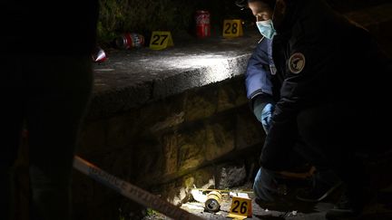 La police scientifique sur le lieu de la fusillade à Villerupt, le 13 mai 2023. (SEBASTIEN BOZON / AFP)