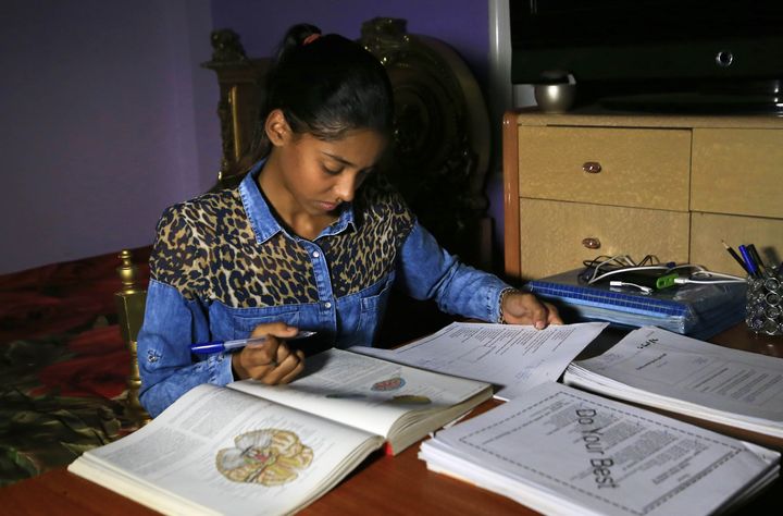 La footballeuse soudanaise Orjuan Essam, 19 ans, chez elle le 20 novembre 2019. (ASHRAF SHAZLY / AFP)