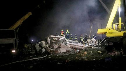 Des secours à l'œuvre après une frappe sur la ville de Dnipro, en Ukraine, le 3 juin 2023. (STATE EMERGENCY SERVICE OF UKRAINE / AFP)