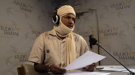 Un journaliste dans le studio de Studio Tamani.&nbsp; (NATHANAEL CHARBONNIER / RADIO FRANCE)