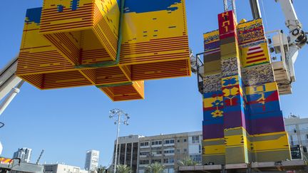 La tour en Lego en construction à Tel-Aviv, en Israël (26 décembre 2017)
 (Jack Guez / AFP)