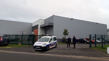 Une voiture de police stationne, le 8 octobre, dans la zone industrielle à Herblay (Val-d'OIse), où deux policiers de la PJ de Cergy-Pontoise ont été agressés la veille au soir alors qu'ils effectuaient une mission de surveillance. (V?RONIQUE BEAUGRAND / MAXPPP)