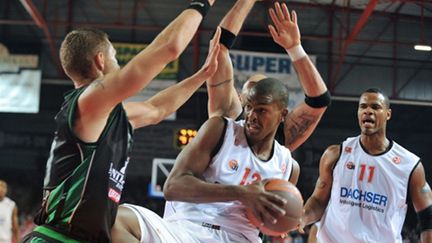 Christophe Leonard (Cholet) en duel contre Rimantas Kaukenas (Sienne)