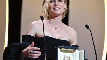 L'actrice Diane Kruger prononce un discours alors qu'elle vient de recevoir le prix d'interprétation féminine pour "In the fade" de Fatih Akin.
 (Philip Rock / ANADOLU AGENCY)