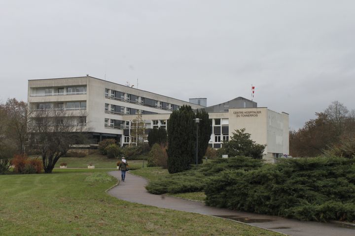 Le service d'urgence de nuit du centre hospitalier de Tonnerre ne fonctionne plus qu'avec un seul médecin.&nbsp; (LOUISE HEMMERLE / FRANCE INFO)