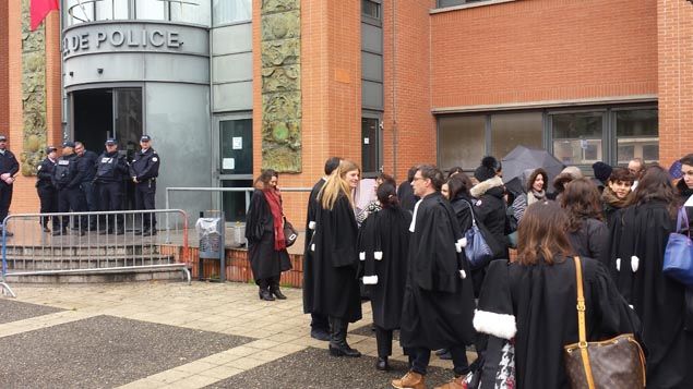 &nbsp; (Rassemblement de "robes noires" alors que deux avocats de Toulouse sont convoqués par l'IGPN © Radio France / Stéphane Iglesis)