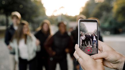 Quand vous prenez une photo de quelqu'un, vous devez avoir son autorisation avant d'utiliser et diffuser sa photo. C'est le respect de son droit exclusif sur son image. (MASKOT / MASKOT)