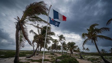 Des drapeaux français et des Terres australes et antartiques françaises flottent sur l'île Tromelin, au nord de la Réunion, le 13 décembre 2022. (PATRICK HERTZOG / AFP)