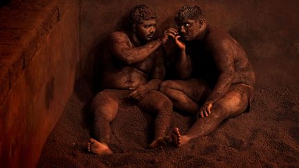 Sixi&egrave;me prix. Le Kushti est une forme traditionnelle de lutte indienne. A la fin du combat, les lutteurs se reposent contre les murs de l'ar&egrave;ne, couvrant leurs t&ecirc;tes et leur corps de terre pour &eacute;viter de prendre froid.&nbsp;National Geographic Contest. (ALAIN SCHROEDER)