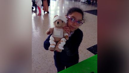 Une petite fille et son doudou à "l'hôpital des nounours", à Toulouse. (STÉPHANE IGLESIS / RADIO FRANCE)