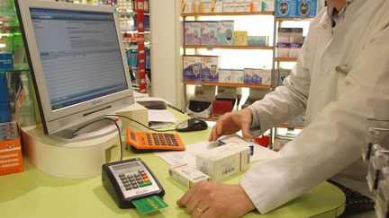 Un pharmacien consulte un dossier gr&acirc;ce &agrave; une carte Vitale, le 3 avril 2009, &agrave; Bordeaux (Gironde). (CLAUDE PETIT / MAXPPP)