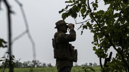 Un soldat ukrainien près de la ligne de front dans la région de Donetsk (Ukraine), le 29 mai 2023. (MUHAMMED ENES YILDIRIM / ANADOLU AGENCY / AFP)