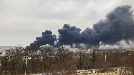 De la fumée s'échappe d'un bâtiment après deux explosions à Lviv (Ukraine), le 26 mars 2022. (MARION PAYET / AFP)