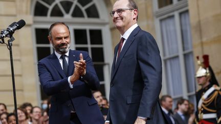 Edouard Philippe applaudit Jean Castex, qui lui succède au poste de Premier ministre, le 3 juillet 2020 à l'hôtel Matignon, à Paris. (SEBASTIEN CALVET / REA)
