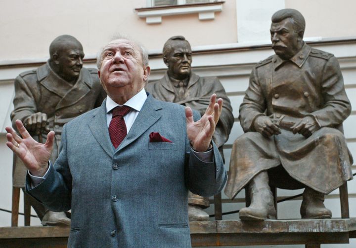 Le président de l'Académie russe des arts, Zourab Tsereteli, prend la pose le 26 avril 2005 à Moscou, près de son monument dédié à la rencontre de Yalta entre Winston Churchill, Franklin Delano Roosevelt et Staline. (DENIS SINYAKOV / AFP)