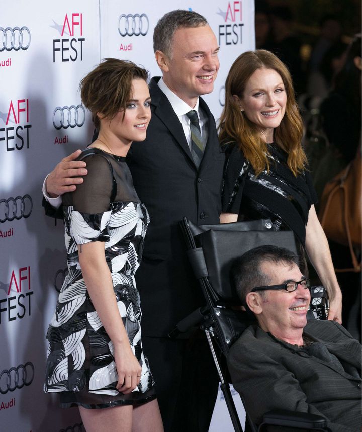 Richard Glatzer entouré de Kristen Stewart, Wash Westmoreland, son époux, et Julianne Moore, à Los Angeles en novembre 2014
 ( BT1/WENN.COM/SIPA)