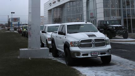 Des voitures RAM 1500 sont vendues&nbsp;à&nbsp;Elmhurst, dans l'Illinois, le 12 janvier 2017, alors que deux modèles du&nbsp;groupe automobile&nbsp;Fiat Chrysler sont accusés d'émissions excessives de polluants. (SCOTT OLSON / GETTY IMAGES)