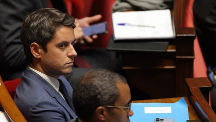 Le ministre du budget Gabriel Attal sur les bancs de l'Assemblée nationale, le 11 octobre 2022.&nbsp; (THOMAS SAMSON / AFP)