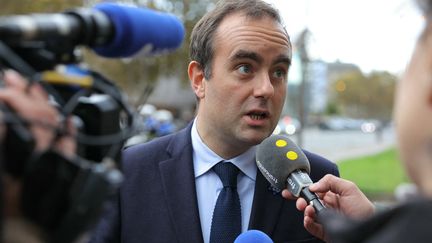 Le ministre des Armées Sébastien Lecornu au micro de franceinfo, à Paris le 11 novembre 2023 (THOMAS SAMSON / POOL / AFP)