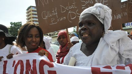 Elles défilent contre la violence à l'égard des femmes, à Conakry, le 4 novembre 2015. (CELLOU BINANI / AFP)