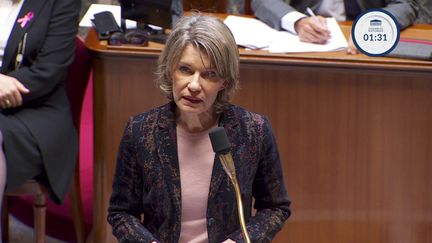 "Cette enseignante n'avait fait que rappeler une évidence : pas de voile, pas de signe religieux ostensible à l'école", a réagi Anne Genetet, mardi, à l'Assemblée nationale.