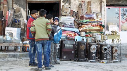 Des enfants à Alep (Syrie), le 19 janvier 2016. (ABDALRHMAN ISMAIL / REUTERS)