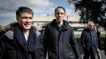 Le premier secrétaire du PS, Olivier Faure et la tête de liste PS/Place publique,&nbsp;Raphaël Glucksmann, lors d'une visite à l'hôpital de Creil (Oise), le 25 mars 2019. (PHILIPPE LOPEZ / AFP)