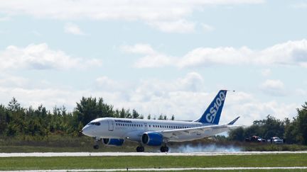 Bombardier l'avion CSéries atterrissant à Mirabel au Québec. (Clément SABOURIN / AFP)