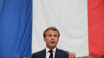 Emmanuel Macron prononce un discours lors de la visite d'une usine Valeo à Etaples (Pas-de-Calais), le 26 mai 2020. (LUDOVIC MARIN / POOL / AFP)