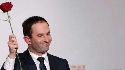 Benoît Hamon après l'annonce de sa victoire le 29 janvier 2017. Avec, dans la main droite, la rose rouge, symbole des socialistes... (REUTERS - Christian Hartmann)