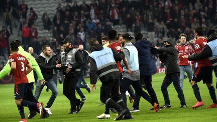 Les joueurs&nbsp;lillois ont évacué le terrain sous la menace et les coups de certains supporters, samedi 10 mars au stade Pierre Mauroy (Nord).&nbsp; (FRANCOIS LO PRESTI / AFP)