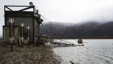 après la chute du Mur, l'Union soviétique s'effondre, la mine n'est plus rentable et Moscou n’arrive plus à payer les salaires. La mine est définitivement fermée en 1998 et l’île abandonnée.  (AFP PHOTO / DOMINIQUE FAGET)