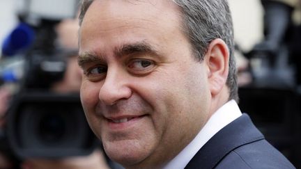 Ancien secr&eacute;taire g&eacute;n&eacute;ral de l'UMP, Xavier Bertrand a finalement choisi de rallier la candidature de Fran&ccedil;ois Fillon pour la pr&eacute;sidence du parti, vendredi 26 octobre, apr&egrave;s le d&eacute;bat t&eacute;l&eacute;vis&eacute; qui a oppos&eacute; ce dernier &agrave; Jean-Fran&ccedil;ois Cop&eacute;, sur France 2. (KENZO TRIBOUILLARD / AFP)