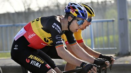 Christophe Laporte et Wout van Aert lors de leur démonstration sur le Grand Prix E3 Harelbeke, le 25 mars 2022. (ERIC LALMAND / BELGA MAG / AFP)