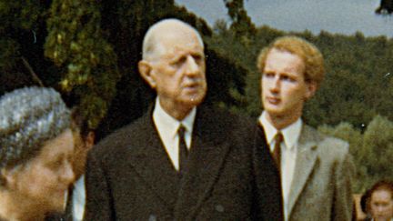 La seule photo d'Yves de Gaulle et ses grands parents, sur la couverture du livre
 (Plon)