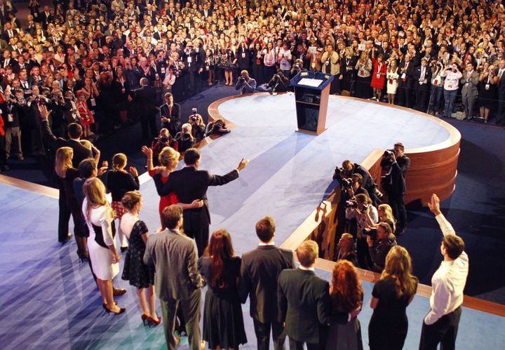 Mitt Romney sur sc&egrave;ne &agrave; Boston (Massachusetts) avec son colisiter Paul Ryan et leur famille, au soir de la&nbsp;d&eacute;faite, le 6 novembre 2012. (RICK WILKING / AFP)