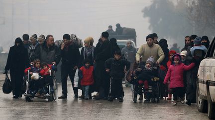 Des habitants fuient la zone rebelle Est d'Alep, en Syrie, le 13 décembre 2016. &nbsp; (ABDALRHMAN ISMAIL / REUTERS)