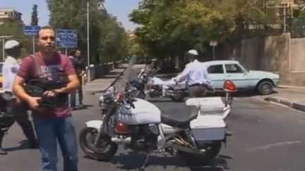 Des policiers patrouillent &agrave; proximit&eacute; du lieu de l'attentat-suicide &agrave; Damas, qui tu&eacute; trois hauts responsables syriens le 18 juillet 2012. (FTVI / EVN)