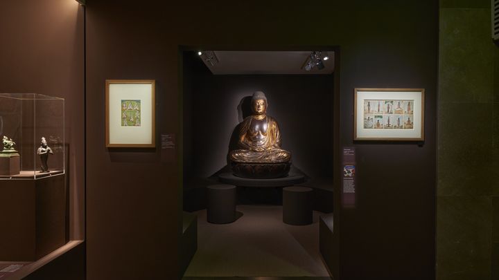 Maditation sous le reagrd d'Amida-nyorai (Amitabha) formant le " sceau de la concentration" -  Japon, 19e siècle - Bois doré et peint - H. 143 cm/ D. 117 cm (MUSEE NATIONAL DES ARTS ASIATIQUES – GUIMET, FONDS ANCIEN, MG 26296 - RMN-GRAND PALAIS (MNAAG, PARIS) / THIERRY OLLIVIE)