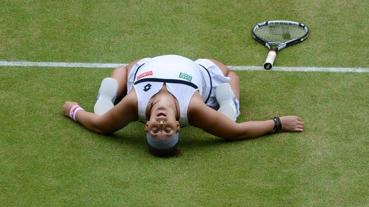 Marion Bartoli s'&eacute;croule de joie apr&egrave;s sa victoire contre&nbsp;Kirsten Flipkens en demi-finale de Wimbledon (Royaume-Uni), le 4 juillet 2013. (ANDREW COWIE / COLORSPORT / SIPA)