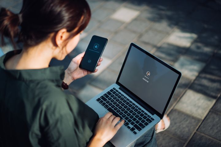 Smartphone et ordinateur portable. Travailler entre présentiel et distanciel, une évolution technologique accélérée par la pandémie. (Illustration) (YIU YU HOI / MOMENT RF / GETTY IMAGES)