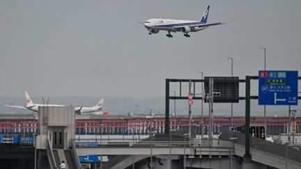 11 avril 2024 - Un avion de la compagnie All Nippon Airways (ANA) en train d'atterrir à l'aéroport international de Tokyo à Haneda. (RICHARD A. BROOKS / AFP)