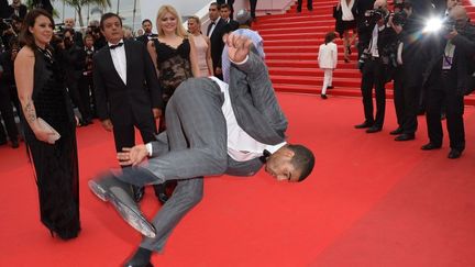 Non, pas du tout : le danseur Brahim Zaibat tente une chorégraphie audacieuse en montant les marches
 (ALBERTO PIZZOLI / AFP)